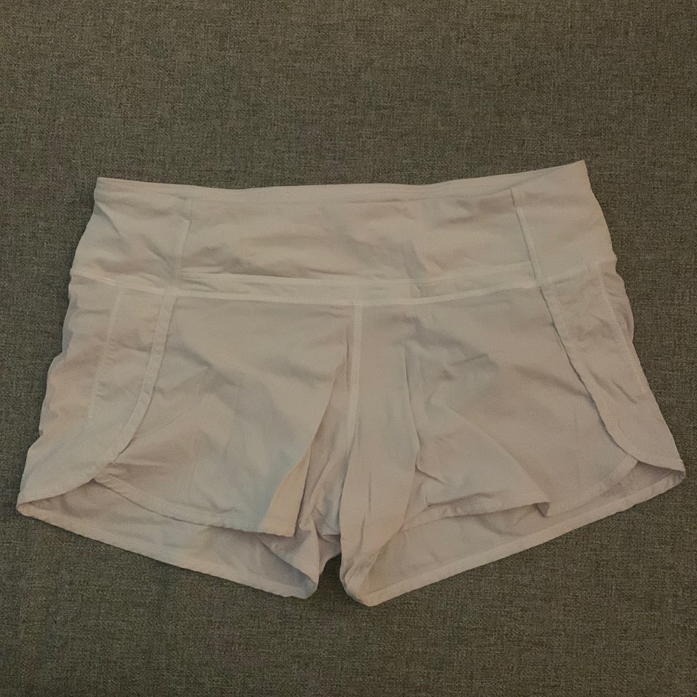 Lulu lemon size 6 2.5 inch white shorts